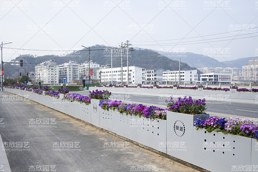 道路花箱護(hù)欄廠家靠譜嗎？