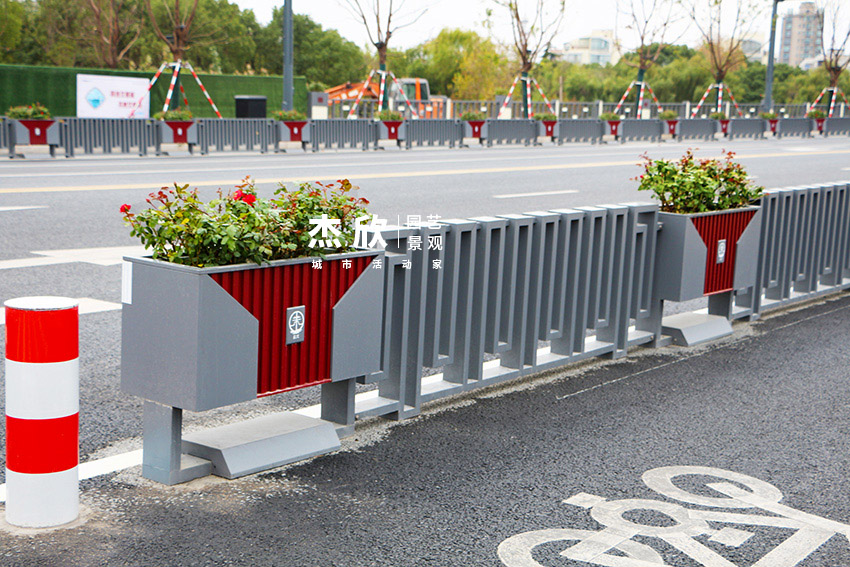道路護(hù)欄花箱有兩種你能區(qū)分嗎？