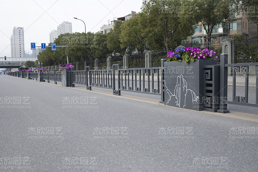 景觀道路花箱和傳統(tǒng)道路花箱有何不同？